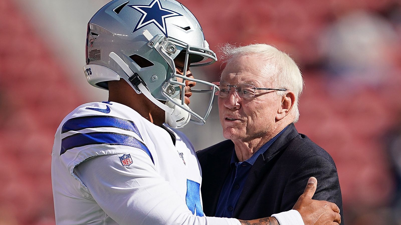 
                <strong>Verlierer: Dak Prescott / Dallas Cowboys</strong><br>
                Die Dallas Cowboys gehören auch zu den Verlierern. Denn ihre Verhandlungs-Fehde mit Quarterback Dak Prescott hat gerade ein weiteres Argument für den groß träumenden Spielmacher bekommen. Bis zum 15. Juli müssen sich beide Parteien auf einen neuen Vertrag einigen, ansonsten spielt Prescott unter dem Franchise Tag für 31,7 Millionen Dollar im Jahr. Der Mahomes-Deal wird eine Einigung nur erschweren, auch wenn sich die Cowboys mit Andy Dalton als Backup abgesichert haben. Eventuell heißt aber auch der Verlierer Dak Prescott, wenn er durch Mahomes noch mehr verlangt, es nicht bekommt und dann bei der nächsten Station scheitern und sich an den Moment zurückerinnern wird, als er das Gehalt eines Top-Quarterbacks verlangt hat. Time will tell. 
              