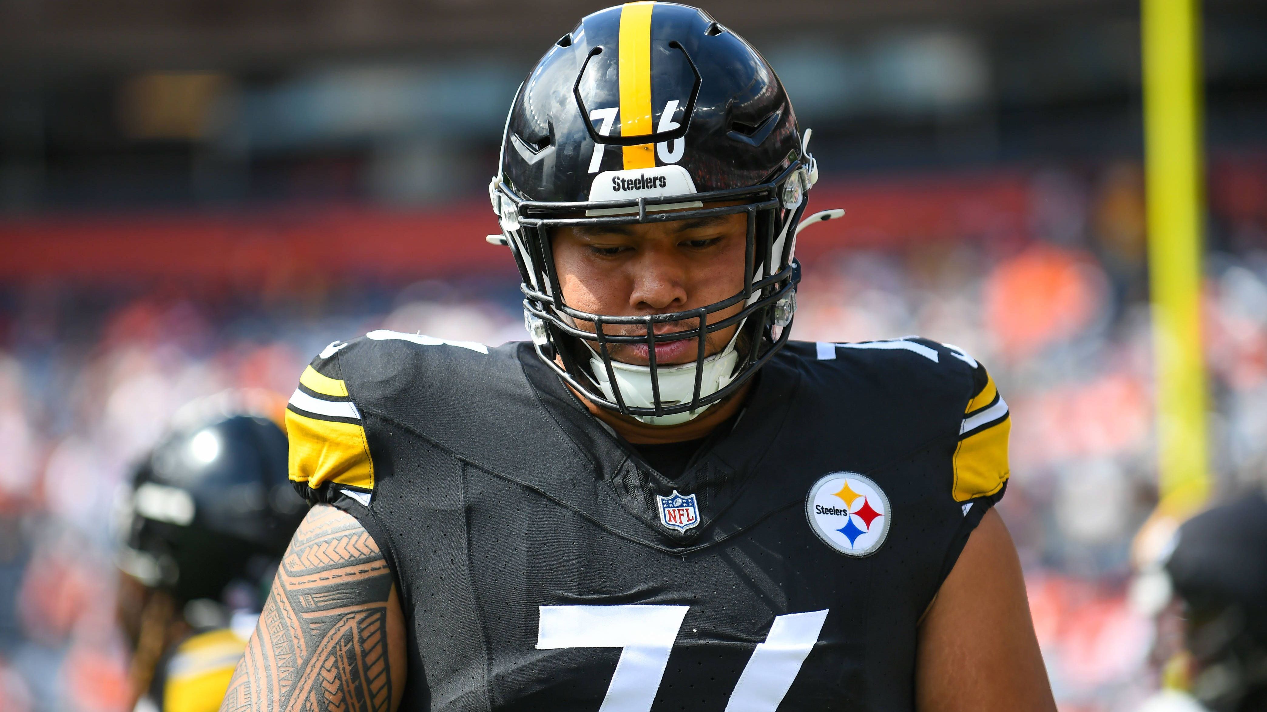 <strong>Troy Fautanu (Pittsburgh Steelers)</strong><br>Im Freitagstraining hat sich Troy Fautanu am Knie verletzt und wird den Pittsburgh Steelers deshalb auf unbestimmte Zeit fehlen, wie zunächst "ESPN"-Reporter Adam Schefter berichtet. Die Steelers haben den Tackle mittlerweile auch auf die IR-Liste gesetzt, mindestens vier Partien setzt Fautanu aus.