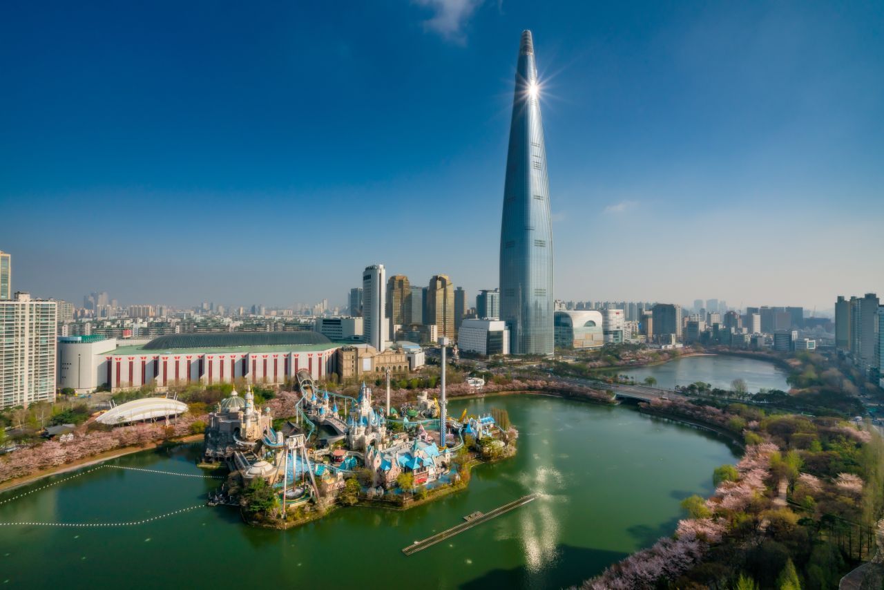 Der 555 Meter hohe Lotte World Tower im Stadtteil Jamsil-dong darf auf der Sightseeing-Liste nicht fehlen. Zum einen ist er der derzeit höchste Wolkenkratzer Südkoreas, zum anderen hat man von der Aussichtsplattform (mit Glasboden) aus den besten Blick auf Seoul. Der Aufzug legt den Weg vom Erdgeschoss zum 118. Stock mit einer Geschwindigkeit von 10 m/s zurück - und gilt damit als weltschnellster Doppeldecker-Aufzug. Die 81. 