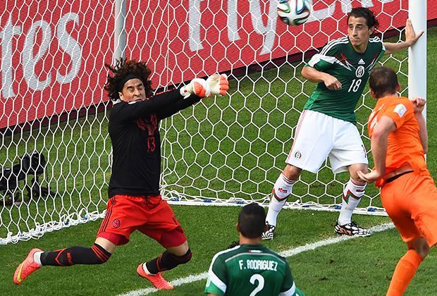 
                <strong>Niederlande vs. Mexiko (2:1): Augen zu und durch</strong><br>
                Trotzdem: Die Szene des Spiels gehört ihm! Auch Andres Guardado schaut ungläubig auf die Situation - aber immerhin schaut er hin!
              