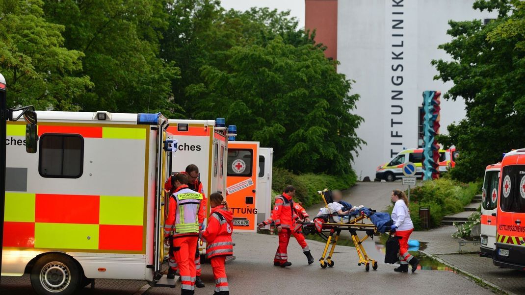 Rettungskräfte evakuieren Patienten aus der Stiftungsklinik in Weißenhorn. Die Klinik wurde aufgrund der Hochwassergefahr von dem sich in der Nähe befindenden Fluss Roth vorsorglich evakuiert.