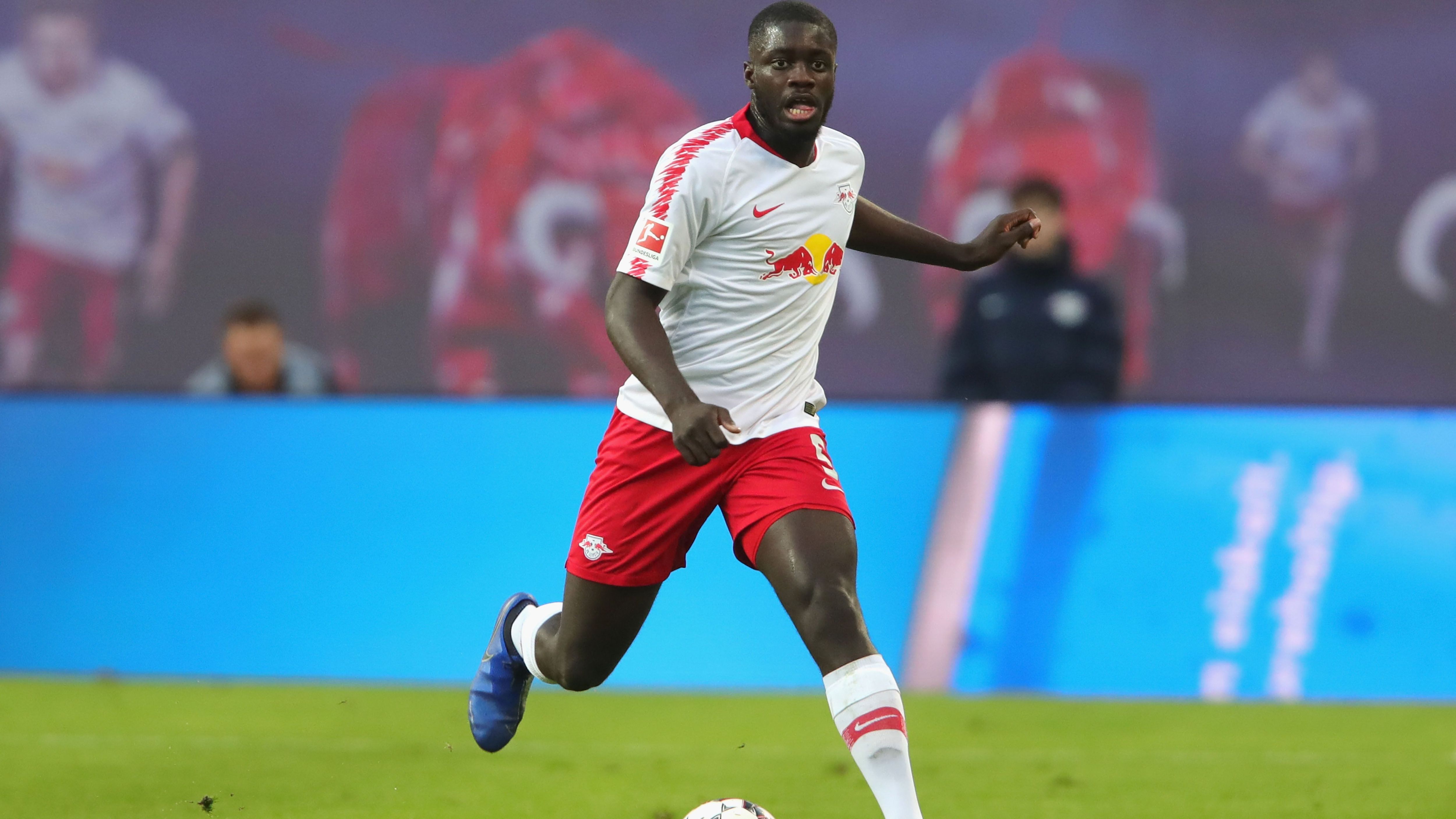 
                <strong>Dayot Upamecano (RB Leipzig) </strong><br>
                Auch Kampls Teamkollege in der Defensive, Dayot Upamecano, ist offenbar mit einer Mega-Ausstiegsklausel ausgestattet. Der Franzose kam 2017 von der RB-Filiale Salzburg nach Leipzig und spielte sich dort immer mehr in den Fokus. Um die zahlreichen Interessenten aus England, Spanien und der Bundesliga abzuschrecken, enthält das Arbeitspapier des Innenverteidigers laut "Football Leaks" eine Ausstiegsklausel von 100 Millionen Euro.
              