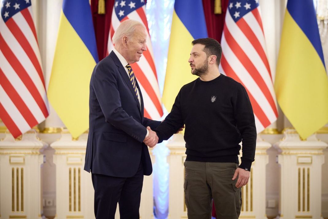 Der Präsident der Ukraine, Wolodymyr Selenskyj (rechts), empfängt am 20. Februar 2023 US-Präsident Joe Biden (links).