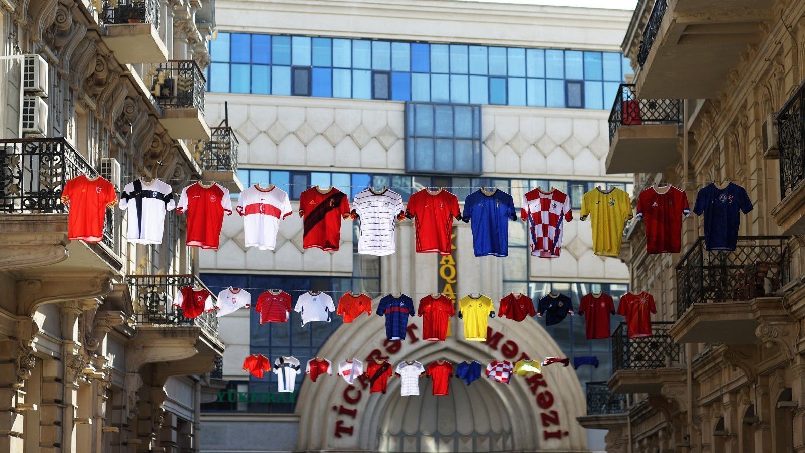 
                <strong>Trikots in Baku</strong><br>
                Bei der Fußball-EM steht Tag zwei vor der Tür. In der Hauptstadt Aserbaidschans, Baku, steigt das Spiel zwischen der Schweiz und Wales. In den Straßen ist man auf jeden Fall bereit.
              