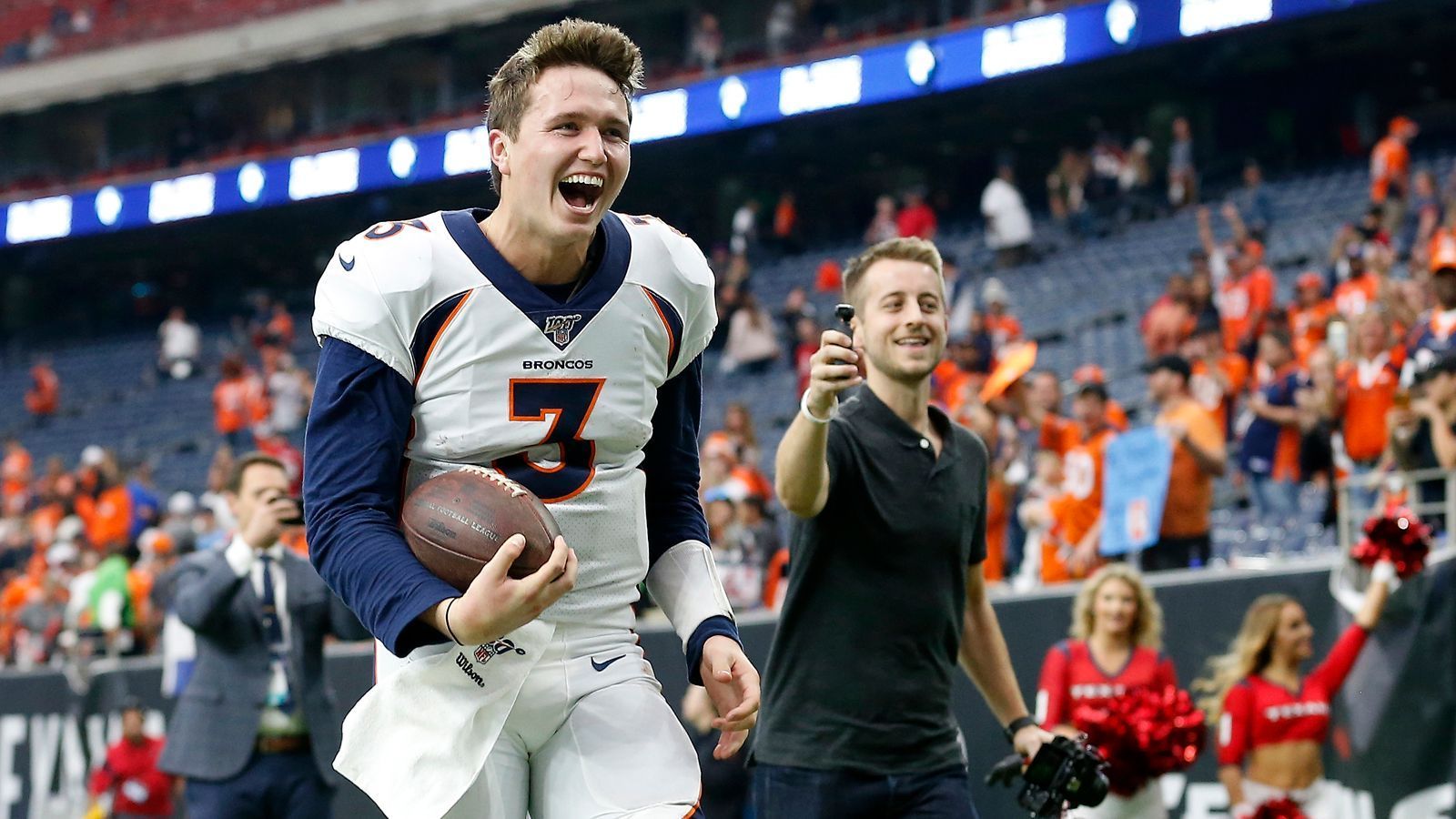 
                <strong>Gewinner: Drew Lock</strong><br>
                Aller guten Dinge sind drei: Mit dem dritten Starting-Quarterback läuft es für die Denver Broncos. Zweitrundenpick Drew Lock überzeugte gegen die Houston Texans. Der Rookie warf für 309 Yards, drei Touchdowns und eine Interception.
              