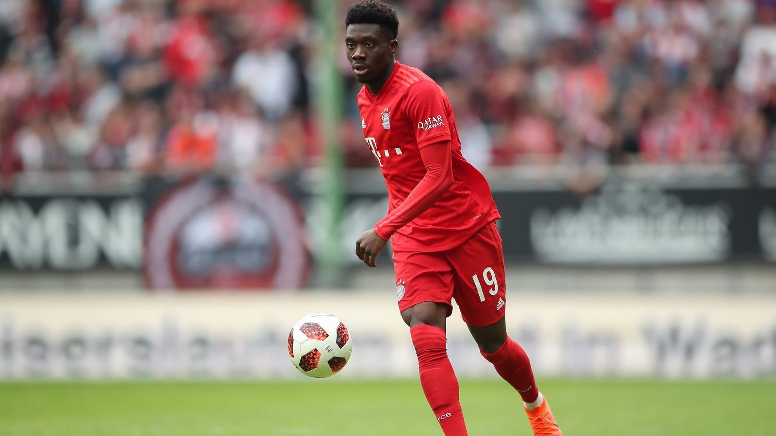 
                <strong>Alphonso Davies (FC Bayern München) </strong><br>
                Der talentierte Kanadier kam im Winter zu den Bayern und ist bislang hauptsächlich für die zweite Mannschaft zum Einsatz gekommen. Mittelfristig soll er zu einem gestandenen Außenbahnspieler reifen. Sollten die Bayern auf der Suche nach einem neuen Flügelstürmer keinen Erfolg haben, könnte das Davies in die Karten spielen. Mit Serge Gnabry und Kingsley Coman sind aktuell nur zwei Spieler vor ihm. Es wäre die große Chance beim Rekordmeister zu Spielanteilen zu kommen.
              