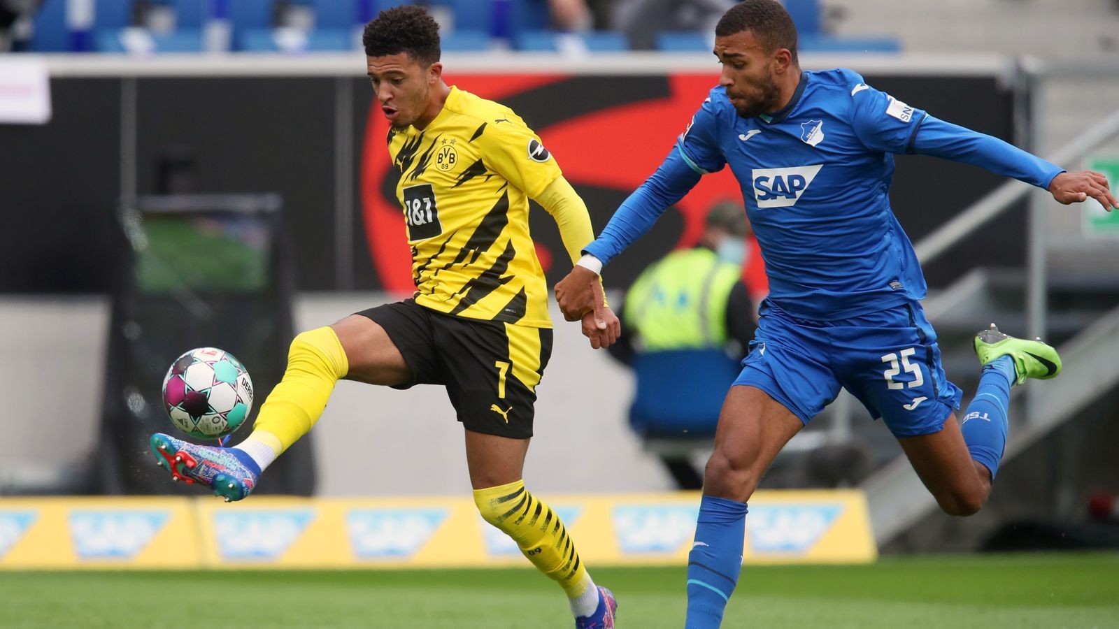 
                <strong>Jadon Sancho (bis 64.)</strong><br>
                Der England-Star bemüht sich als Sturmspitze am Spiel mitzuwirken, bleibt aber vor dem Tor weitestgehend blass. Seine Formsuche geht weiter. ran-Note: 4
              