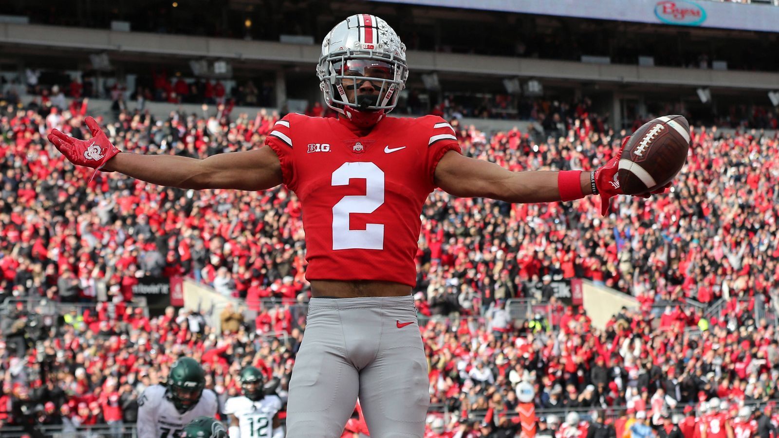 
                <strong>17. Pick: TRADE 5 - Dallas Cowboys - Chris Olave, WR, Ohio State</strong><br>
                Es wird wieder Zeit für einen Pick-Trade: Die Dallas Cowboys traden sich um sieben Plätze nach oben und geben den Los Angeles Chargers im Gegenzug spätere Picks. Den Abgang von Amari Cooper soll Rookie-Receiver Chris Olave ersetzen.
              