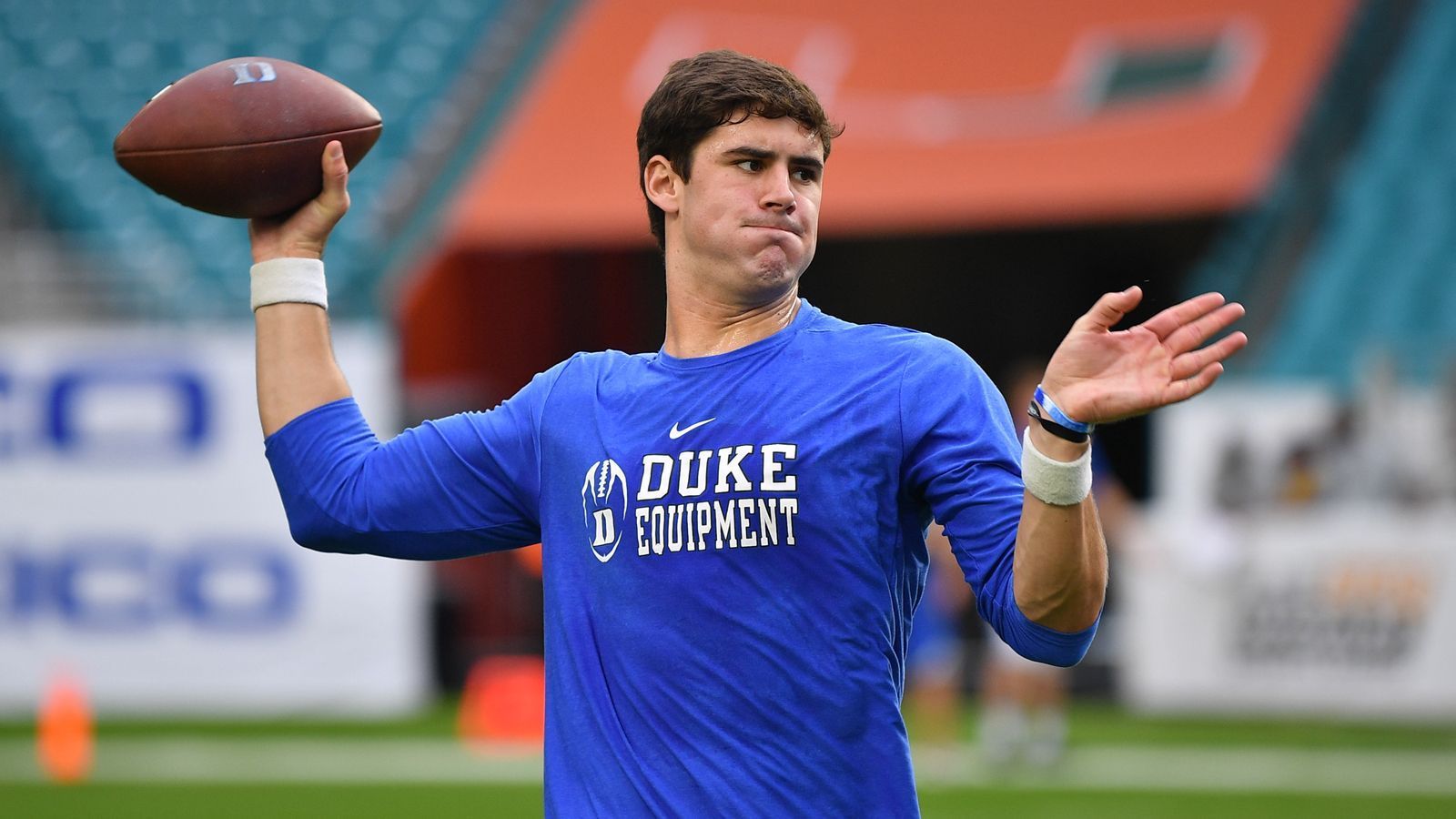 
                <strong>Daniel Jones (College: Duke)</strong><br>
                Auch Daniel Jones gilt als Rookie-Option für die Redskins. Der Quarterback der Duke Blue Devils könnte ebenfalls ein Mann für die erste Draft-Runde sein. 2018 warf er 22 Touchdowns bei neun Interceptions und 2.674 Yards. Außerdem wurde er im Senior Bowl 2019 zum MVP gewählt. Laut Draft-Experten könnte er irgendwo in der Mitte der ersten Runde, also im Bereich der Redskins, ausgewählt werden. Vorausgesetzt die Redskins wollen die kommende Saison mit einem Rookie-Quarterback an den Start gehen. 
              
