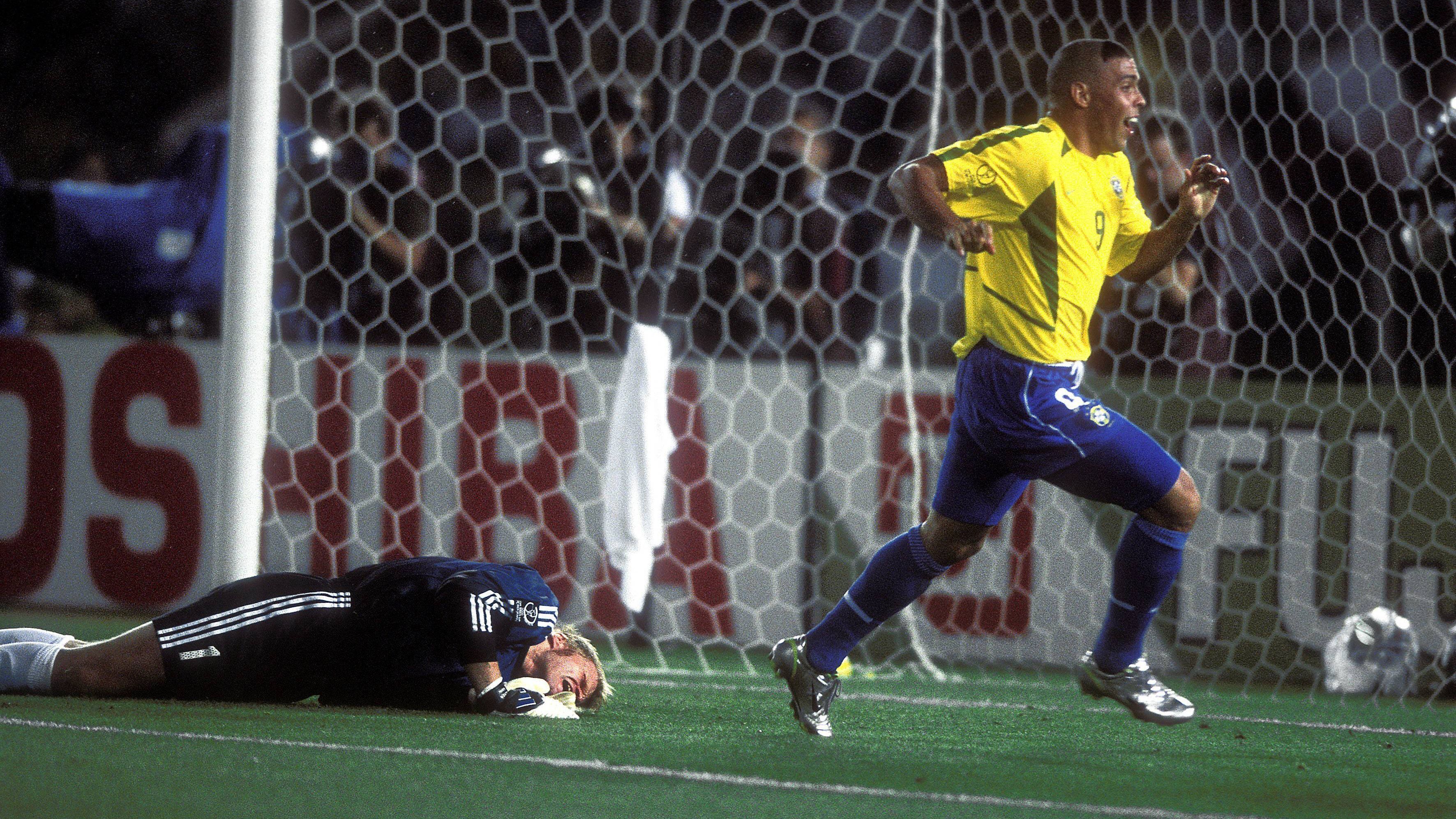 
                <strong>Brasilien gewinnt die WM 2002</strong><br>
                Das wohl tragischste Sportbild des Jahres 2002. Oliver Kahn, der bis dato eine überragende WM spielt, patzt und Ronaldo feiert. Mit Legenden wie Carsten Ramelow, Marko Rehmer, Jens Jeremies, Gerald Asamoah und Carsten Jancker zog Deutschland sensationell ins WM-Finale ein und verlor gegen Brasilien mit 0:2. Bundestrainer Rudi "Es gibt nur einen Rudi Völler" Völler wurde trotzdem gefeiert!
              