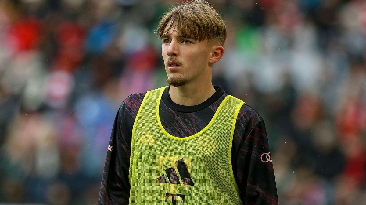 Mönchengladbach, Deutschland, 25.10.25: Lennart Karl (FC Bayern München) schaut waehrend des Spiels der Bundesliga zwischen Borussia Mönchengladbach vs FC Bayern München im Stadion im Borussia Park...