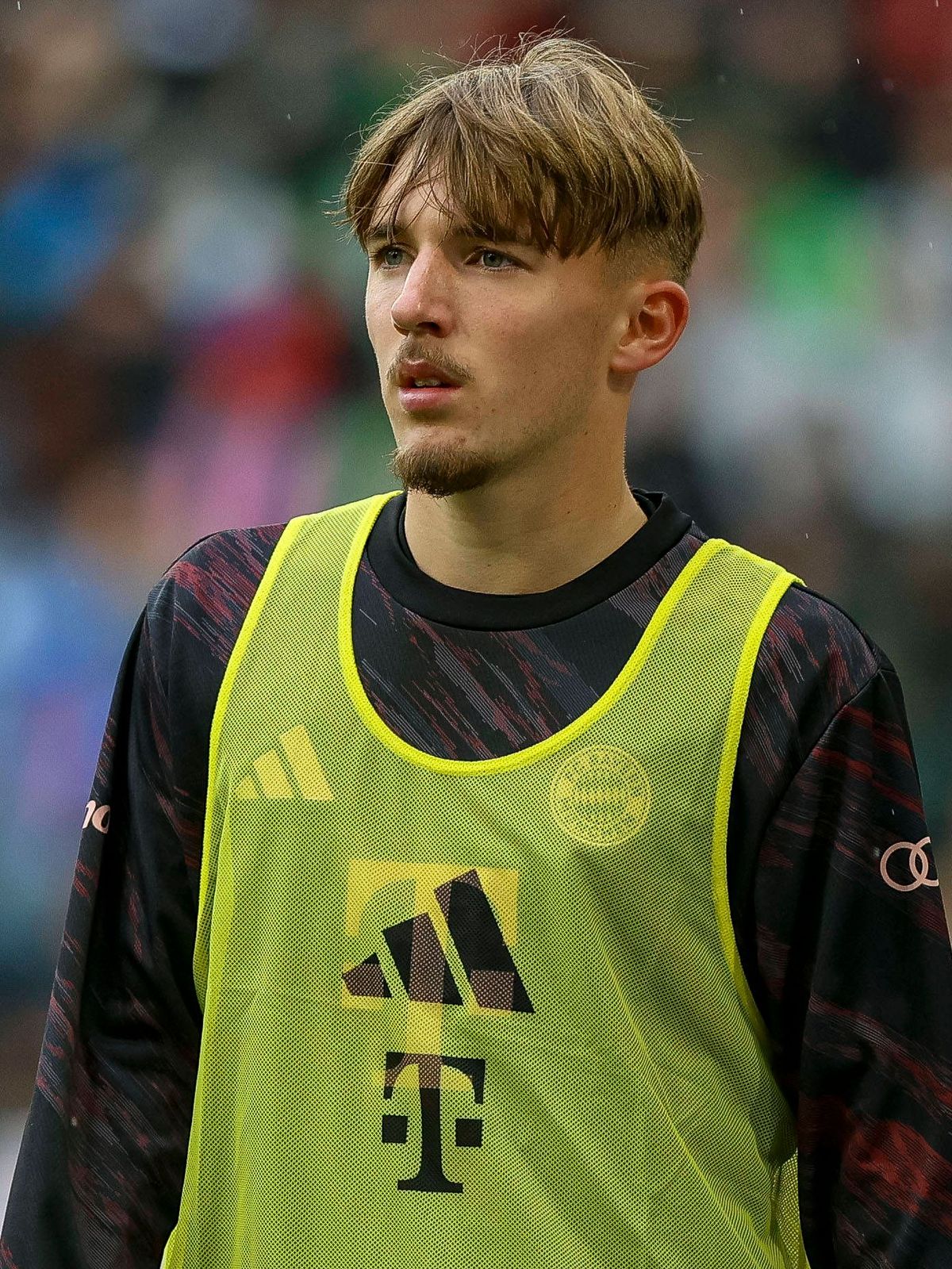 Mönchengladbach, Deutschland, 25.10.25: Lennart Karl (FC Bayern München) schaut waehrend des Spiels der Bundesliga zwischen Borussia Mönchengladbach vs FC Bayern München im Stadion im Borussia Park...