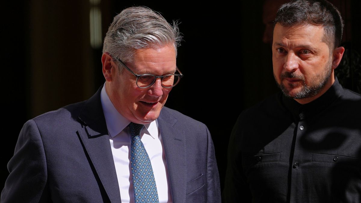 14. August 2025, Großbritannien, London: Der britische Premierminister Keir Starmer (links) begleitet den ukrainischen Präsidenten Wolodymyr Selenskyj nach einem Treffen in der Downing Street 10. 