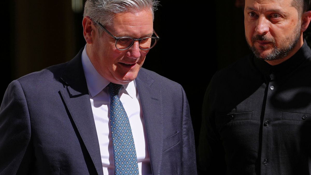 14. August 2025, Großbritannien, London: Der britische Premierminister Keir Starmer (links) begleitet den ukrainischen Präsidenten Wolodymyr Selenskyj nach einem Treffen in der Downing Street 10. 