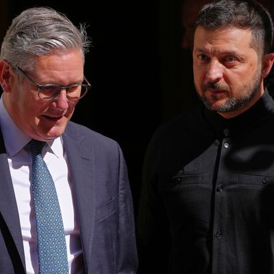 14. August 2025, Großbritannien, London: Der britische Premierminister Keir Starmer (links) begleitet den ukrainischen Präsidenten Wolodymyr Selenskyj nach einem Treffen in der Downing Street 10. 