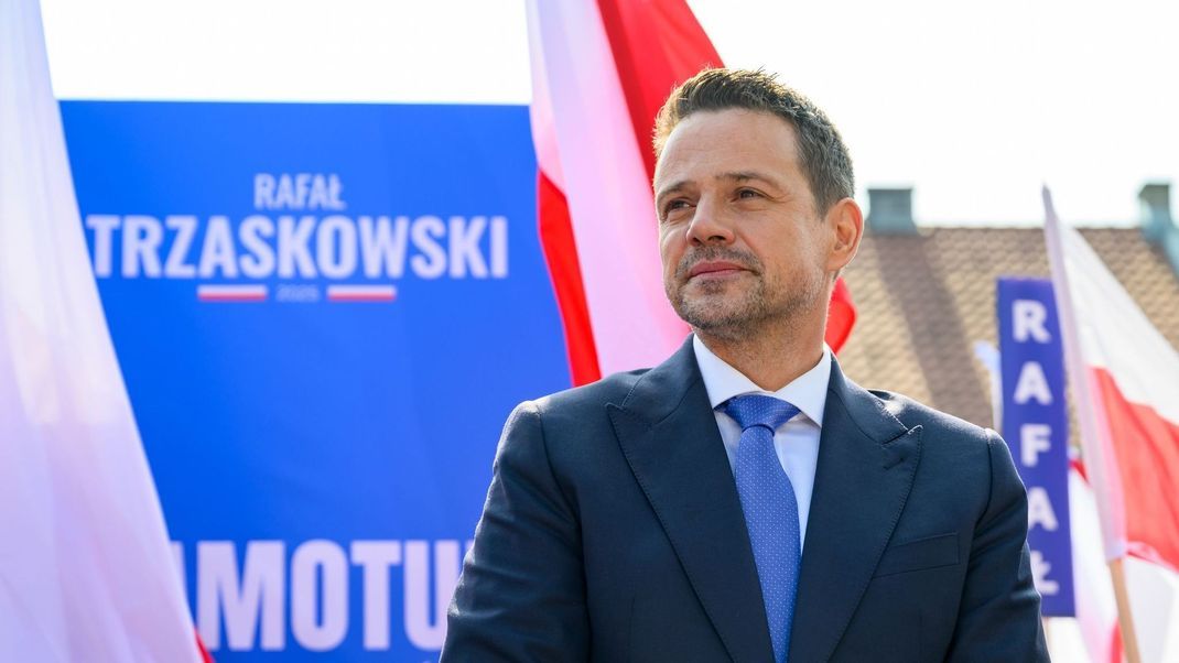 Rafal Trzaskowski von den Liberalkonservativen liegt im ersten Wahlgang bei der Präsidentschaftswahl in Polen gleichauf mit seinem nationalkonservativen Opponenten.