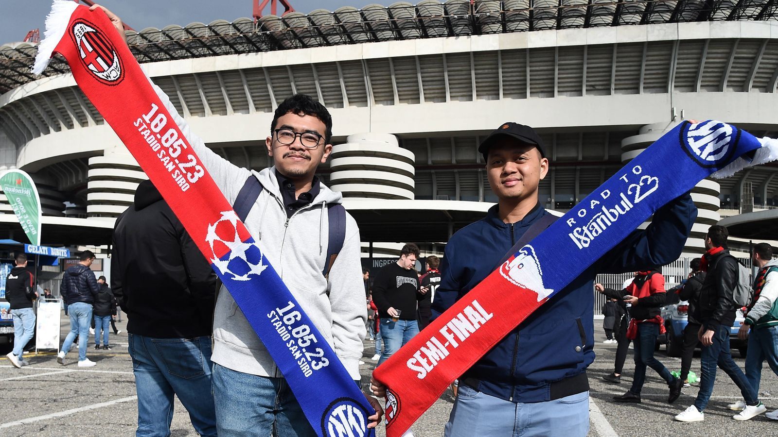 
                <strong>Stadtderby in der Champions League: AC Mailand vs. Inter Mailand</strong><br>
                Auch diese Fans posierten mit ihren Derby-Schals.
              