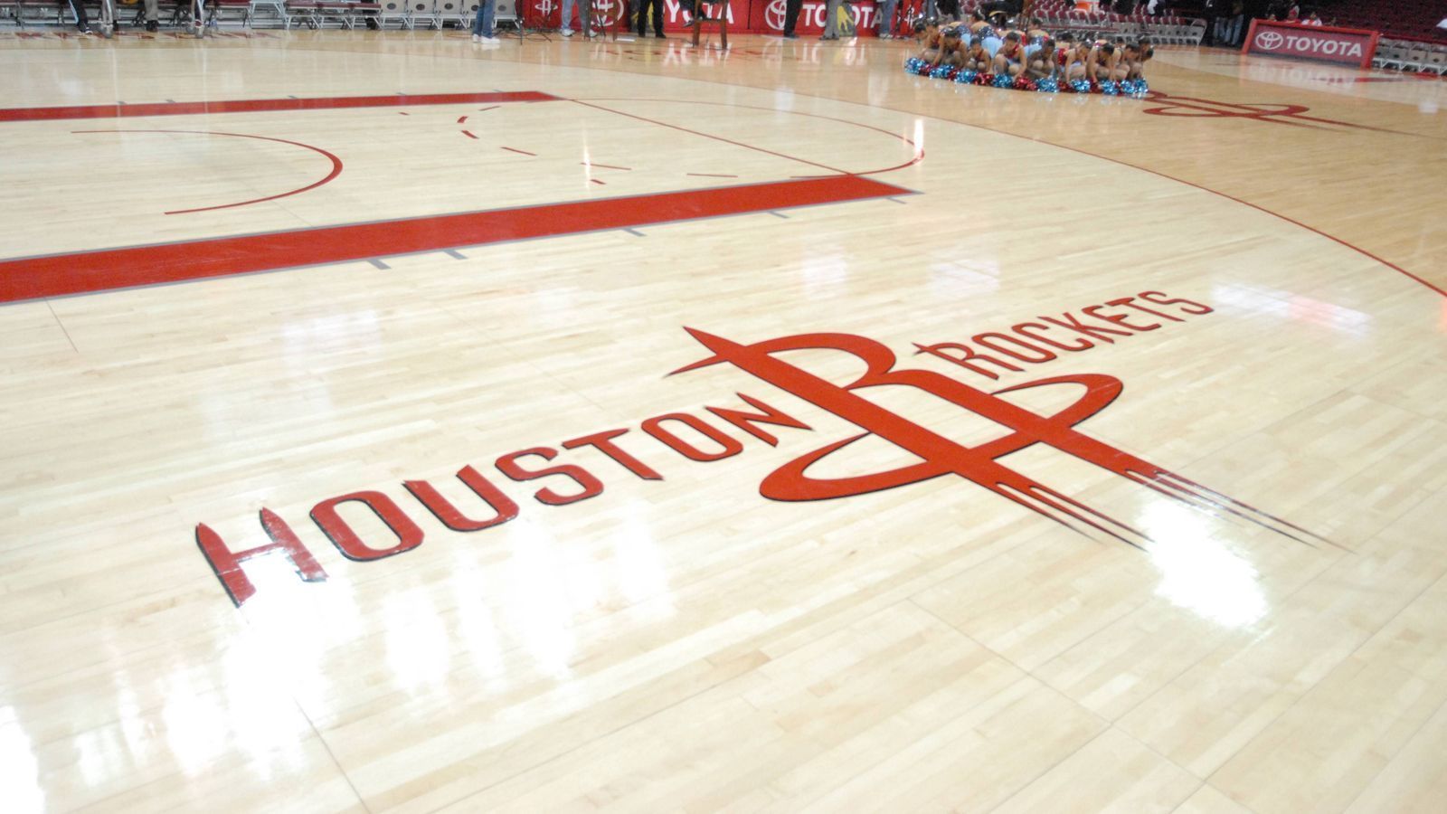 
                <strong>Houston Rockets</strong><br>
                Ein Wechsel nach Houston wäre wohl der schnellste Weg zu weiteren Erfolgen. Zusammen mit seinem Kumpel Chris Paul und Superstar James Harden würde LeBron James das vermutlich heißeste Trio der NBA darstellen. Die Frage ist nur, ob die Rockets sich drei Superstars dieses Kalibers leisten können. Auch Paul erwartet einen neuen Vertrag mit dicker Gehaltserhöhung. Zudem droht die Gefahr, dass LeBron James die Teamchemie zerstören könnte, weil Harden und Paul plötzlich nicht mehr im Mittelpunkt stehen würden.
              