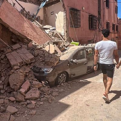 09.09.2023, Marokko, Marrakesch: Trümmer liegen nach einem Erdbeben der Stärke auf einer Straße.