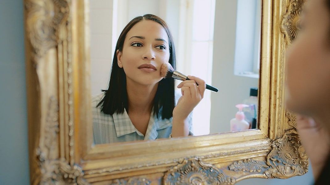 Das Zusammenspiel aus verschiedenen Tönen aus deiner Rouge-Palette zeigt dein Contouring in vollem Glanz. Tipps und Tricks für das perfekte Ergebnis findest du in unserem Beauty-Artikel. 