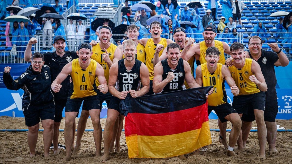 Die DHB-Männer feiern im Sand
