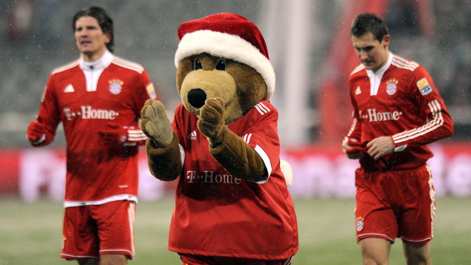 
                <strong>FC Bayern München: Die Maskottchen im Wandel der Zeit</strong><br>
                Mario Gomez (l.), Miroslav Klose und Berni im Weihnachtsmannkostüm.
              