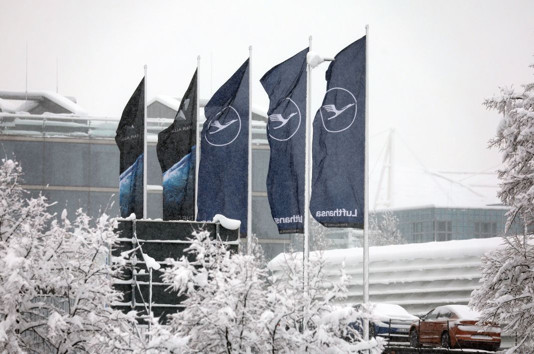 Schnee und Eis sorgen für Chaos am Münchener Flughafen.