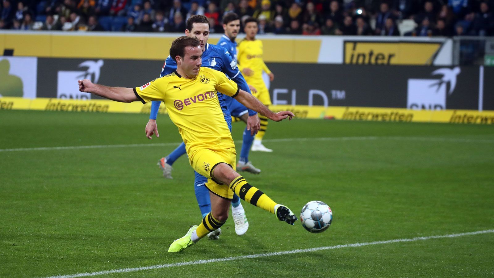 
                <strong>Mario Götze</strong><br>
                Ganz gute erste Halbzeit. Ist im Spiel drin, mit Spielfreude und einigen guten Aktionen, agiert durchaus auffällig. Belohnt sich mit dem 1:0, seinem dritten Saisontreffer. Nach der Pause nicht mehr so wirkungsvoll wie vorher, ohne besondere Szenen. ran-Note: 3
              