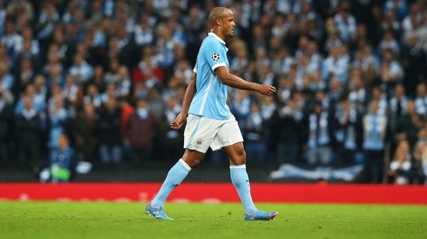 
                <strong>Vincent Kompany</strong><br>
                Vincent Kompany ist nachweislich seit Jahren einer der besten Innenverteidiger der Welt. Und das obwohl der Belgier gelernter Mittelfeldspieler ist. Erst zwei Jahre nach seinem Wechsel vom Hamburger SV zu Manchester City etablierte sich Kompany in der Abwehrreihe.
              
