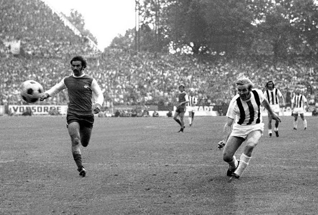 
                <strong>DFB-Pokalfinale 1973 - Günter Netzer</strong><br>
                Beim DFB-Pokalfinale 1973 kam es zu eines der kuriosesten Einwechslungen überhaupt. Ohne dass sein Trainer Hennes Weisweiler Bescheid wusste, wechselte sich Günter Netzer in der Verlängerung ein und schoss nur wenige Minuten später das Siegtor.
              