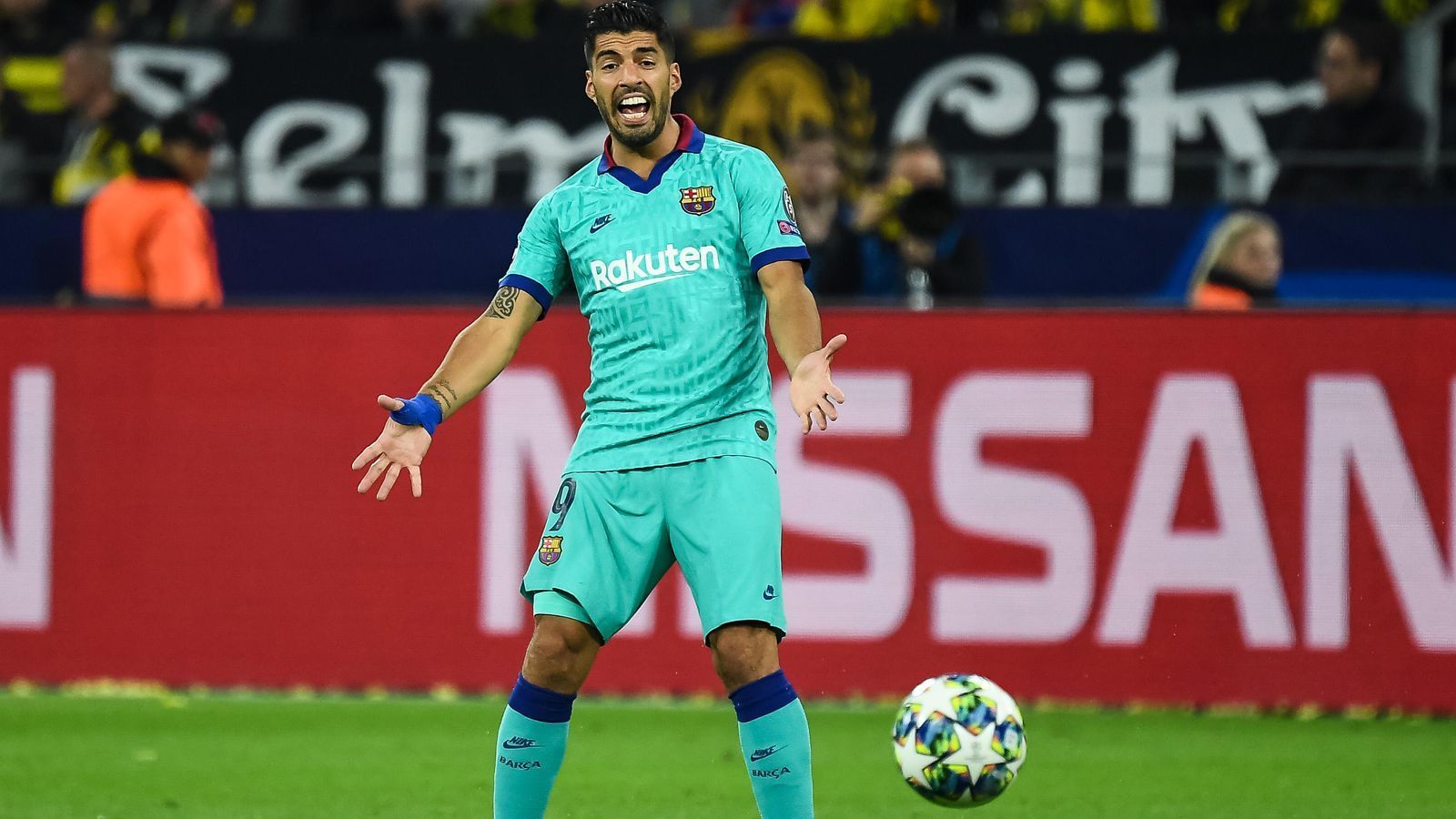 
                <strong>Luis Suarez (FC Barcelona)</strong><br>
                Ist zu Beginn der ersten Halbzeit noch sehr bemüht, die Kombinationen mit Griezmann und Fati zu suchen, findet dabei aber nicht den Weg zum Tor. Ist im Laufe der ersten Halbzeit von Hummels und Akanji abgemeldet. Kommt erst in der 47. Minute zu seiner ersten guten Torchance und scheitert am Außennetz. Auch die Einwechslung von Offensiv-Buddy Lionel Messi macht ihn nicht gefährlicher. ran-Note: 5
              