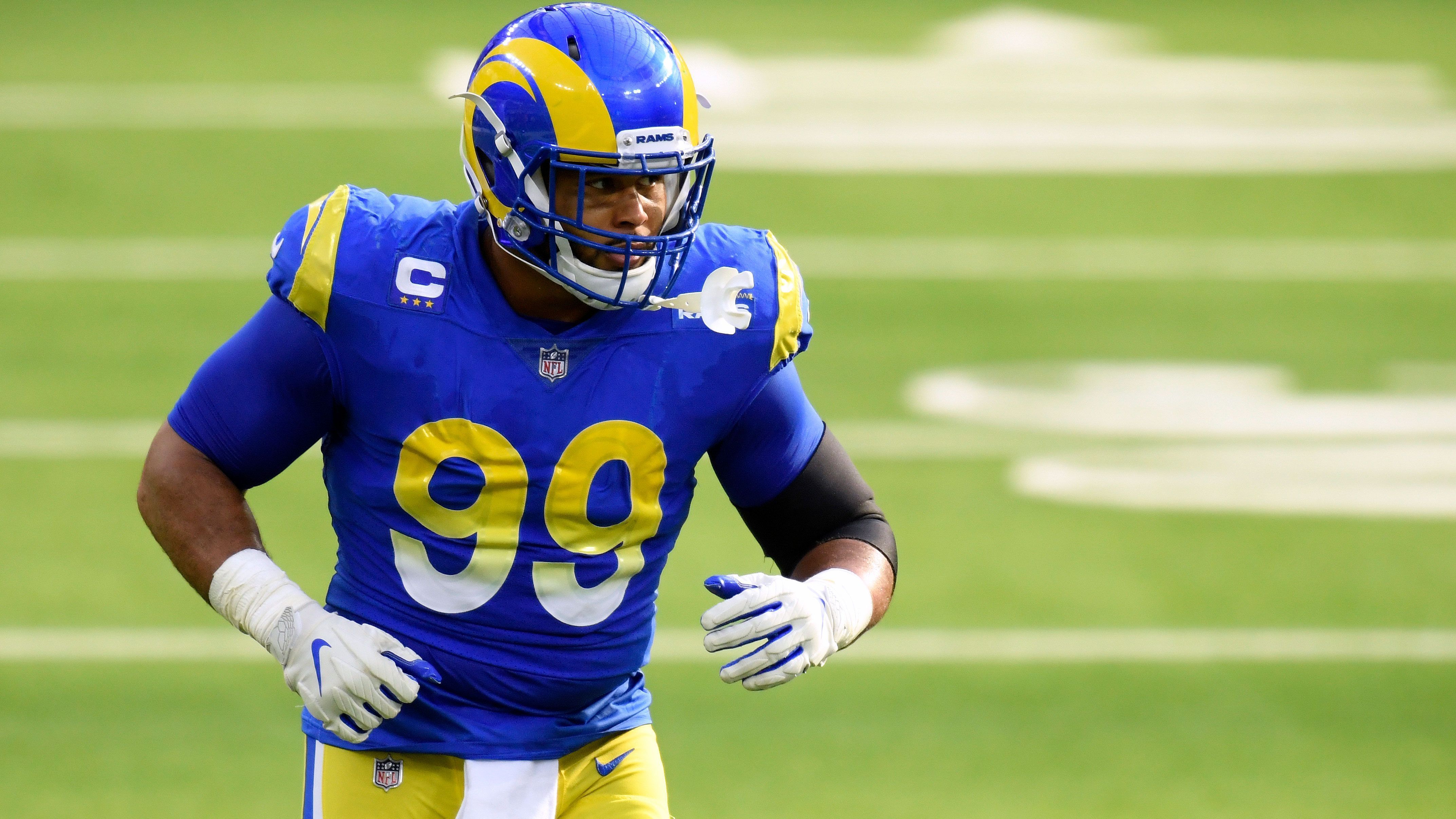 
                <strong>Defensive Tackle: Aaron Donald (Los Angeles Rams)</strong><br>
                2018 verlängerten die Los Angeles Rams mit Aaron Donald, dem Herzstück ihrer Defense. Die Daten: Sechs Jahre, 135 Millionen US-Dollar. Donald verdient im Schnitt also rund 22,5 Millionen US-Dollar pro Saison.
              