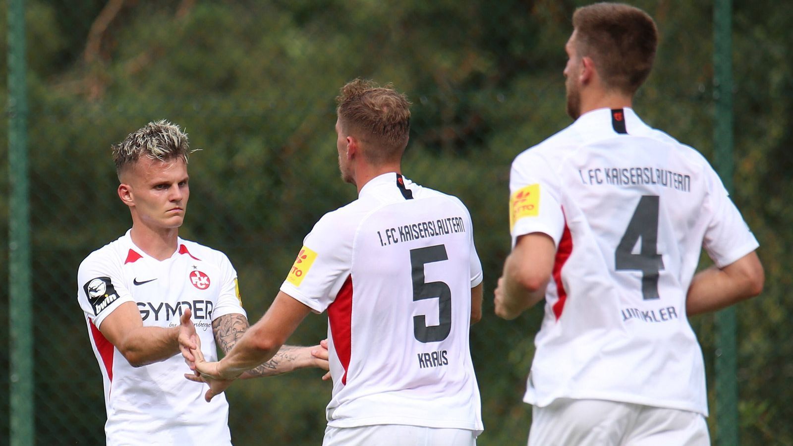 
                <strong>Südwest: 1. FC Kaiserslautern - SV Alemannia Waldalgesheim</strong><br>
                Auf den ersten Blick hat der 1. FC Kaiserslautern im Pokalfinale das einfachste Los. Der SV Alemannia Waldalgesheim ist der unterklassigste Verein in den 21 Landespokal-Finalspielen. Der Klub aus Rheinland Pfalz spielt lediglich in der sechstklassigen Verbandsliga Südwest. Aber Vorsicht, Kaiserslautern: Es wäre nicht das erste Mal, dass dieser Verein für eine Überraschung sorgt. Bereits im Jahre 2014 gewann Waldalgesheim den Südwestpokal, traf dann im DFB-Pokal auf Bayer 04 Leverkusen und unterlag mit 0:6. Diesmal wäre der Zweitligist SSV Jahn Regensburg der Gegner in der 1. Pokalrunde.
              