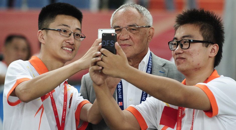 
                <strong>Felix Magath</strong><br>
                Die deutsche Legende Felix Magath ist der Trainer von Cisse. Er übernahm Shandong Luneng im Juni 2016 auf dem letzten Tabellenplatz, sicherte dem Verein den Klassenerhalt und formte innerhalb kürzester Zeit eine Spitzenmannschaft. Vier Spieltage vor Saisonende rangierte seine Mannschaft auf Tabellenplatz 5. Bei vier Punkten Rückstand auf den 3. Tabellenplatz ist die Qualifikation für die asiatische Champions League noch immer möglich.
              