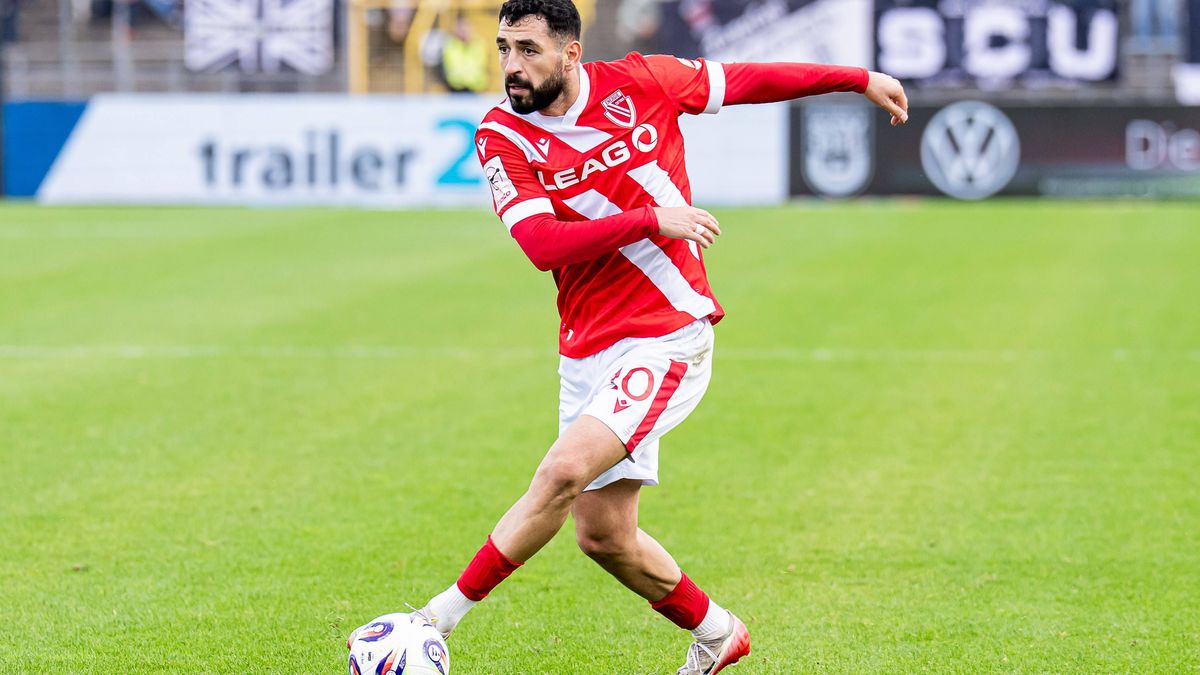 Tolcay Cigerci (FC Energie Cottbus, 10) am Ball, GER, SSV Ulm 1846 vs. FC Energie Cottbus, Fussball, 3. Liga, Spielzeit 2025 2026, 19.10.2025, DFB DFL regulations prohibit any use of photographs as...