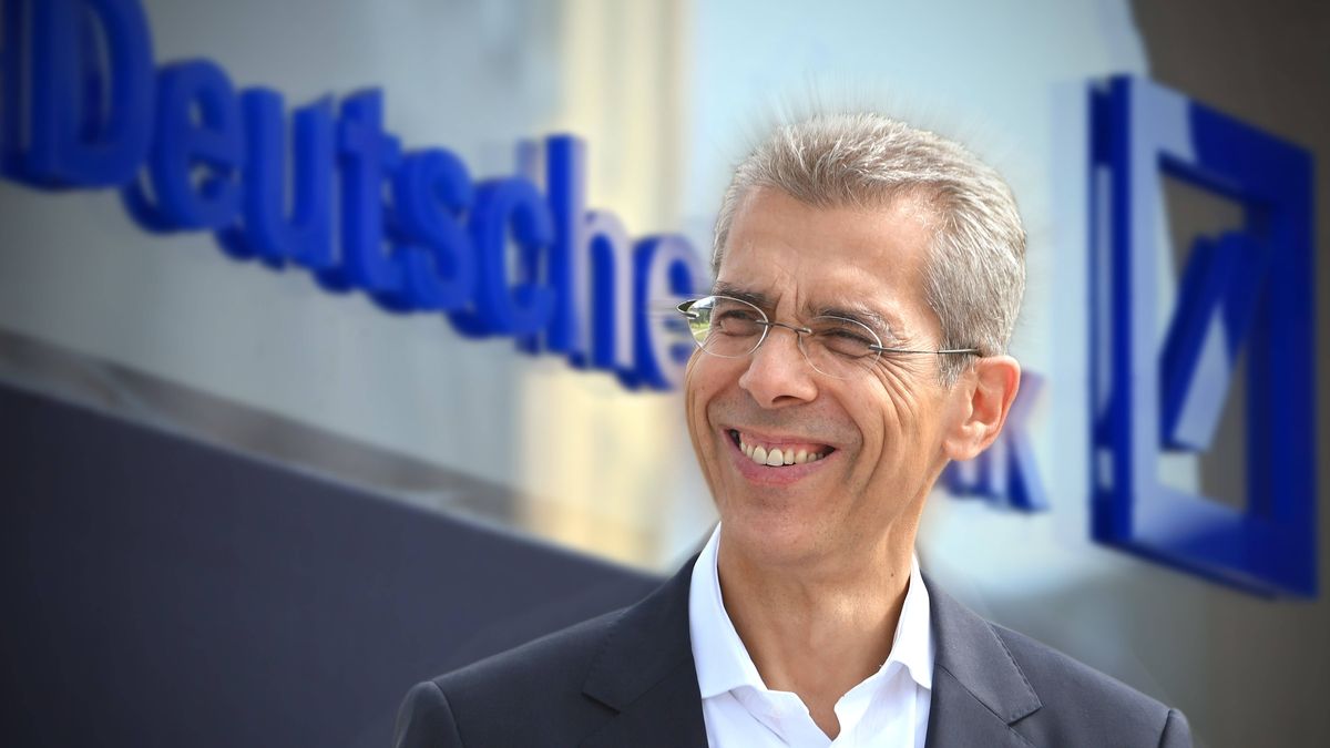 FOTOMONTAGE: Dr. Michael Diederich (Finanzvorstand FCB), verlaesst das Praesidium des FC Bayern Muenchen und wechselt zur Deutschen Bank. ARCHIVFOTO. *** FOTOMONTAGE Dr. Michael Diederich CFO FCB ,...