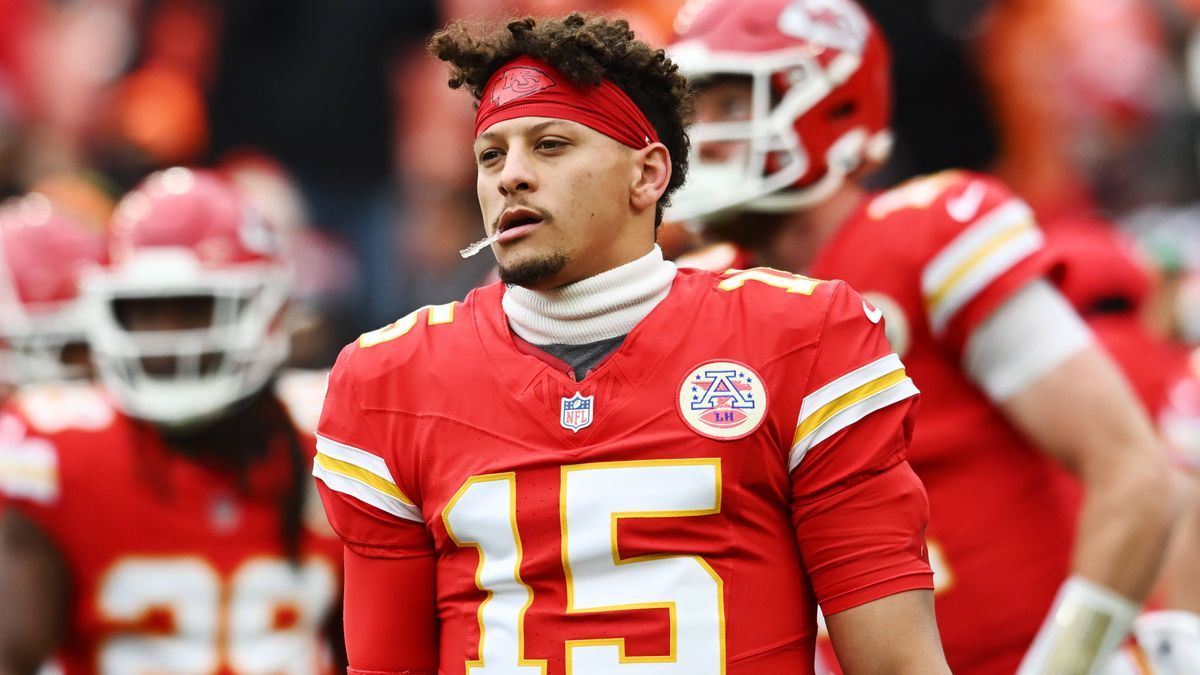 NFL, American Football Herren, USA Kansas City Chiefs at Cleveland Browns Dec 15, 2024; Cleveland, Ohio, USA; Kansas City Chiefs quarterback Patrick Mahomes (15) warms up before the game between th...