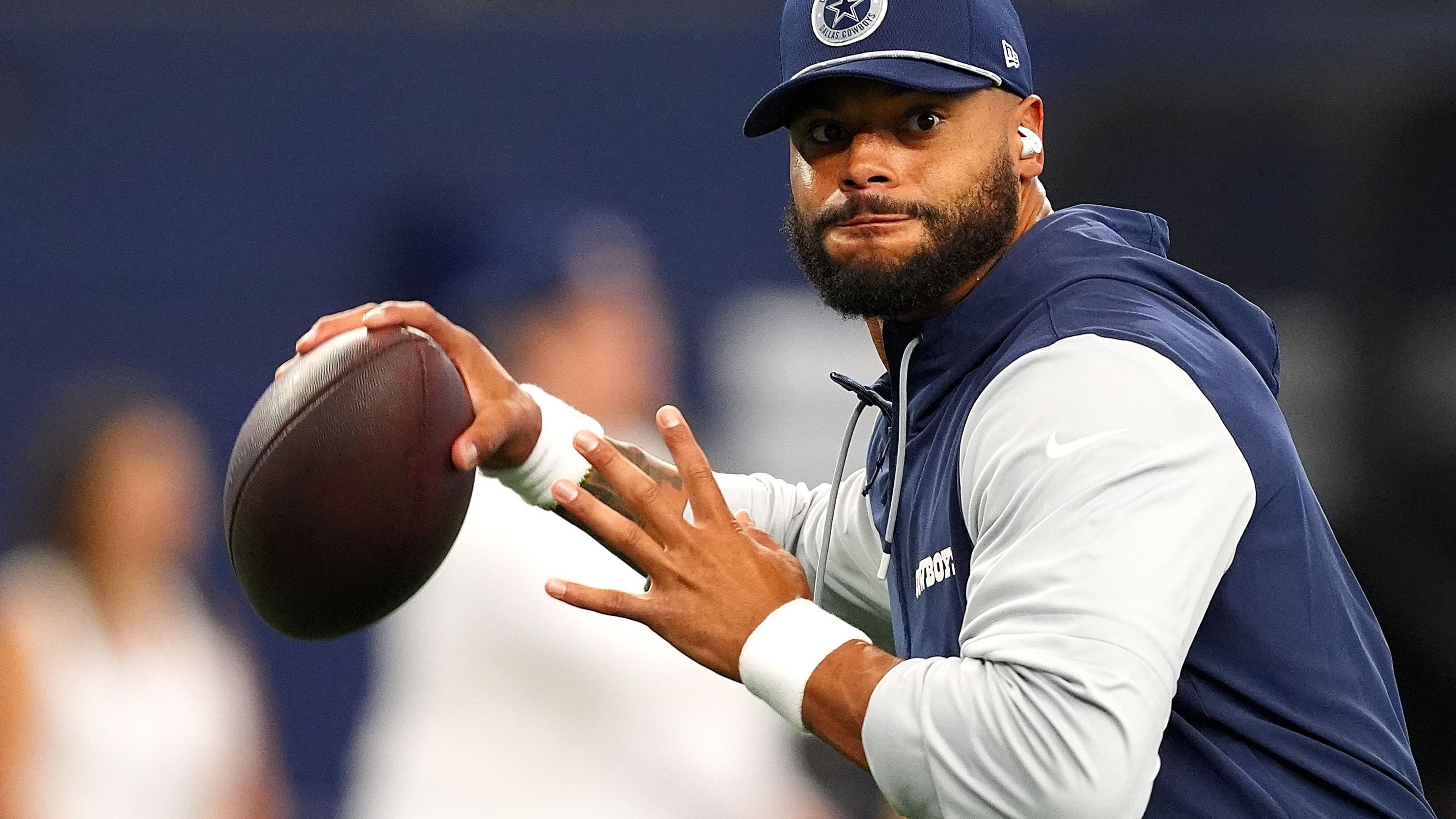 <strong>Die treuesten Spieler der NFL-Teams</strong><br><em>Dak Prescott ist bei den Dallas Cowboys jetzt der Profi, der am  längsten ohne Unterbrechung der Franchise angehört. Seit 2016 ist der Quarterback ein Teil von "America's Team" - die Bestmarke in der NFL gehört ihm damit aber noch lange nicht. <strong>ran</strong> zeigt den treuesten Spielers jedes Teams. (Stand: 25. Mai 2025)</em>