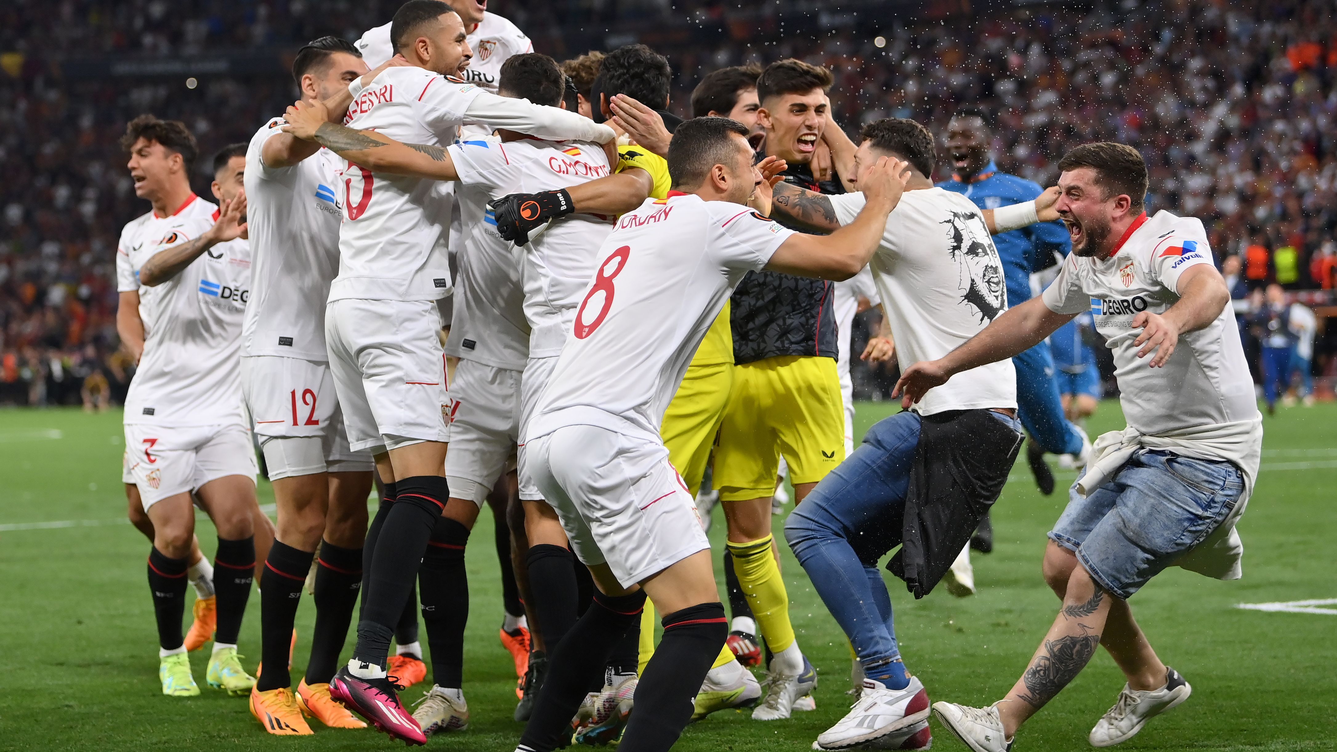 <strong>Die Europacup-Sieger seit 1990: FC Sevilla (2022/2023)</strong><br>Zum dritten Mal in Folge wurde das EL-Finale im Elferschießen entschieden. Gegen die AS Rom parierte Sevilla-Keeper Bono zunächst gegen Gianluca Mancini und guckte danach den Schuss von Roger Ibanez an den Pfosten. Im Anschluss verwandelte Gonzalo Montiel - wie wenige Monate zuvor schon im WM-Finale für Argentinien - den entscheidenden Ball.