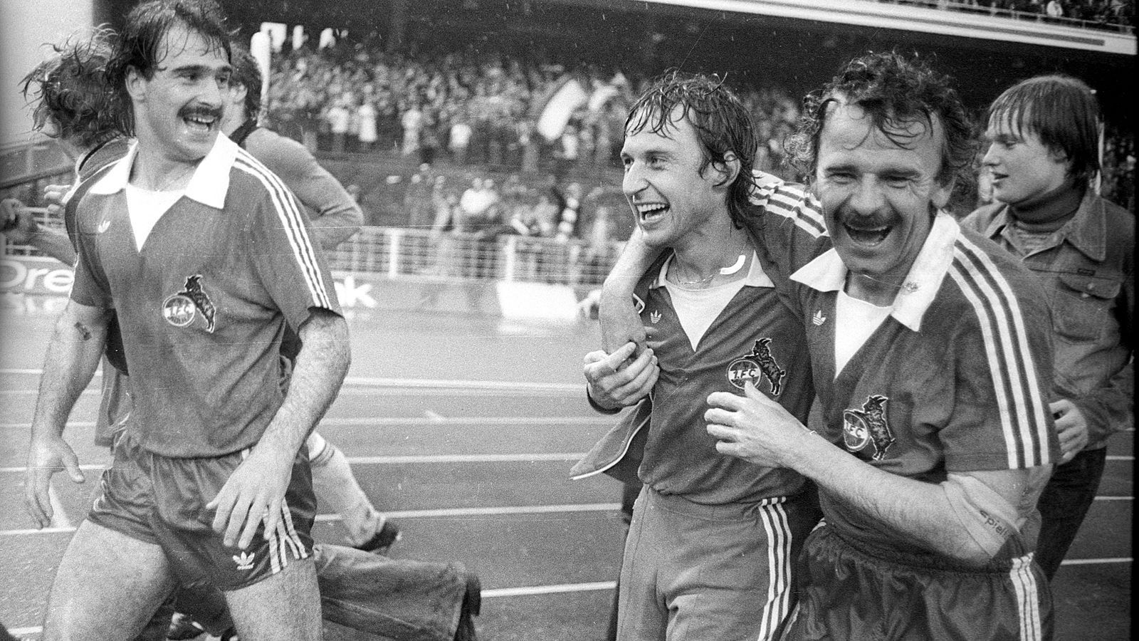 
                <strong>1. FC Köln (Saison 1977/78)</strong><br>
                Am letzten Spieltag der Saison 1977/78 gab es ein rheinisches Fernduell um den Meistertitel. Der 1. FC Köln ging mit zehn Toren Vorsprung vor Gladbach in sein Auswärtsspiel beim FC St. Pauli, das die "Geißböcke" auch klar mit 5:0 gewannen - und am Ende Meister wurden. Aber: Es wurde noch einmal richtig knapp, und am Ende entschieden lediglich drei Tore über Platz 1 oder Platz 2. Da das Bökelbergstadion zu dieser Zeit umgebaut wurde, fand die Partie der Gladbacher im Düsseldorfer Rheinstadion statt. Dort spielte sich an diesem 29. April 1978 total Verrücktes ab. Borussia Mönchengladbach schoss gegen Borussia Dortmund Tor um Tor, gewann am Ende mit 12:0(!). So bleibt den Gladbachern trotz der verlorenen Meisterschaft zumindest bis heute ein kleiner Trost. Der damalige 12:0-Erfolg ist der bis heute höchste Sieg einer Mannschaft in einem Bundesligaspiel.
              