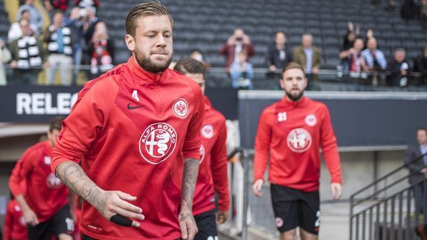 
                <strong>Marco Russ (Eintracht Frankfurt)</strong><br>
                Marco Russ (Eintracht Frankfurt): Für Marco Russ war das Ende der zurückliegenden Saison extrem emotional. Zunächst musste er mit Eintracht Frankfurt in die Relegation und noch vor dem Hinspiel bekam er die Horror-Diagnose: Tumor-Erkrankung! Der Vollprofi spielte dennoch das erste der beiden Relegationsspiele, erzielte dabei ein Eigentor, fehlte aber beim entscheidenden Rückspiel wegen einer Gelbsperre. Wann er nach der lebenswichtigen Operation wieder auf den Platz zurückkehren kann, ist derzeit völlig offen.
              