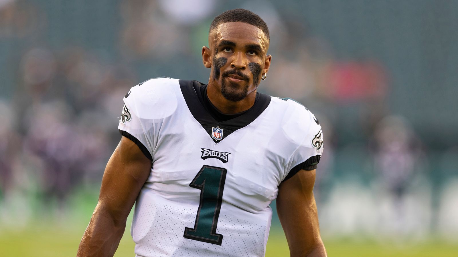 
                <strong>Philadelphia Eagles - Ist Jalen Hurts bereit für das schwierige Philly-Umfeld? </strong><br>
                Keine Fanbase ist so emotional wie die der Eagles. Unzufriedenheit gehört zur Stadt Philadelphia wie die Liberty Bell, das eigene Team wird bei Misserfolg schnell ausgebuht. Nun liegen die Hoffnungen des gesamten Umfelds auf Quarterback Jalen Hurts, der Carson Wentz im Laufe der vergangenen Saison ersetzte und seinen Job sehr ordentlich erledigte. Als Rookie und Backup, der erstmal weniger zu verlieren hat als der Starter, ist das eine Sache. Nun wird aber mehr von Hurts erwartet. Er muss das Team tragen und sich gleichzeitig gegen Gardner Minshew wehren, der auf seine Position lauert. Ist Hurts bereit für diese Art von Druck? 
              