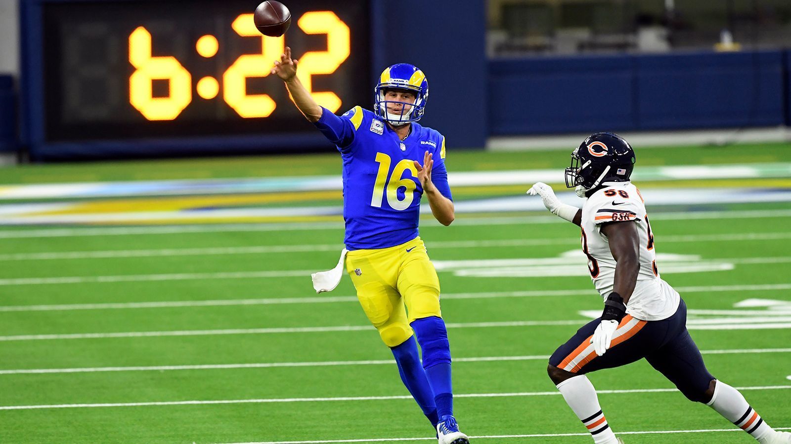 
                <strong>Landing Spots für Jared Goff: Chicago Bears</strong><br>
                Die Bears haben einiges an Arbeit vor der Brust in dieser Offseason, unter anderem müssen in der Offense die Zukunftsplanungen vorangetrieben werden. Weder Mitch Trubisky noch Nick Foles konnten als Spielmacher nachhaltig überzeugen. Ersterer wird nun zum Free Agent, die Fifth Year Option wurde nicht gezogen. Viel Raum für Veränderungen gibt es trotzdem kaum. Die Bears stehen in Sachen Cap Space mit 10 Millionen Dollar im Minus. Dazu lassen die vielen Personalentscheidungen in der Offseason finanzielle Experimente in so hohen Ausmaßen wie bei Goff eigentlich nicht zu.
              