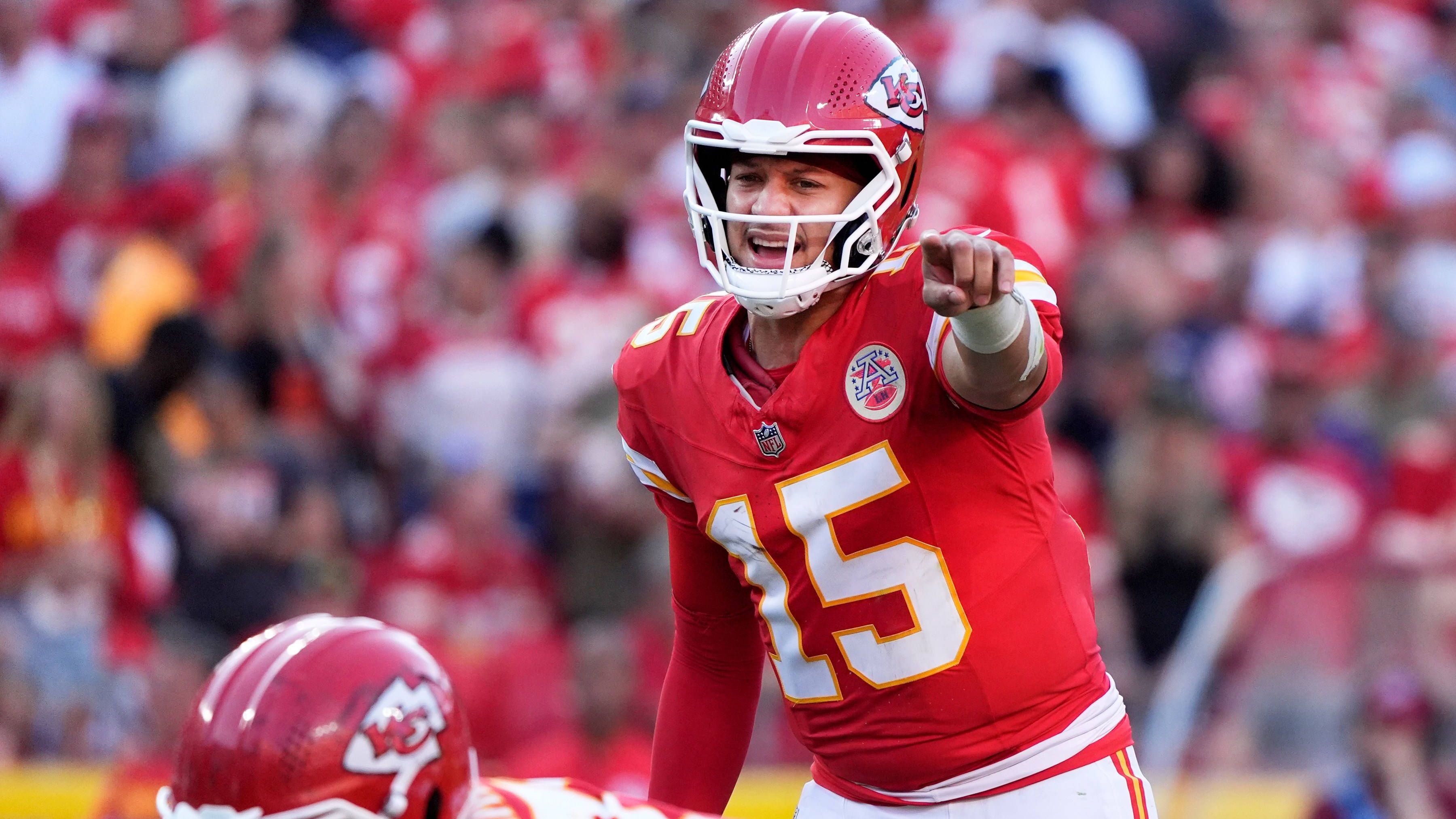 <strong>AFC Offense: Patrick Mahomes (QB, Kansas City Chiefs)</strong><br>25/37 Pässe, 270 Yards, 4 Touchdowns; Mahomes warf zum 18. Mal in seiner Karriere vier Touchdowns in einem Spiel, das gelang keinem anderen Spieler so oft in seinen ersten neun Saisons