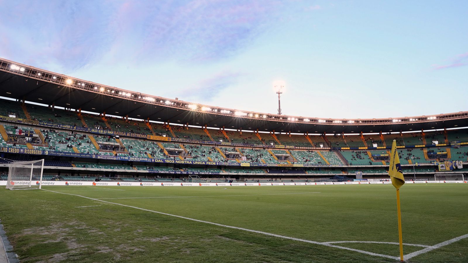 
                <strong>Platz 7: Stadio Marc Antonio Bentegodi </strong><br>
                Gesamtbewertung: 3,47 - Stadt: Verona (Italien) - Verein: Hellas Verona
              