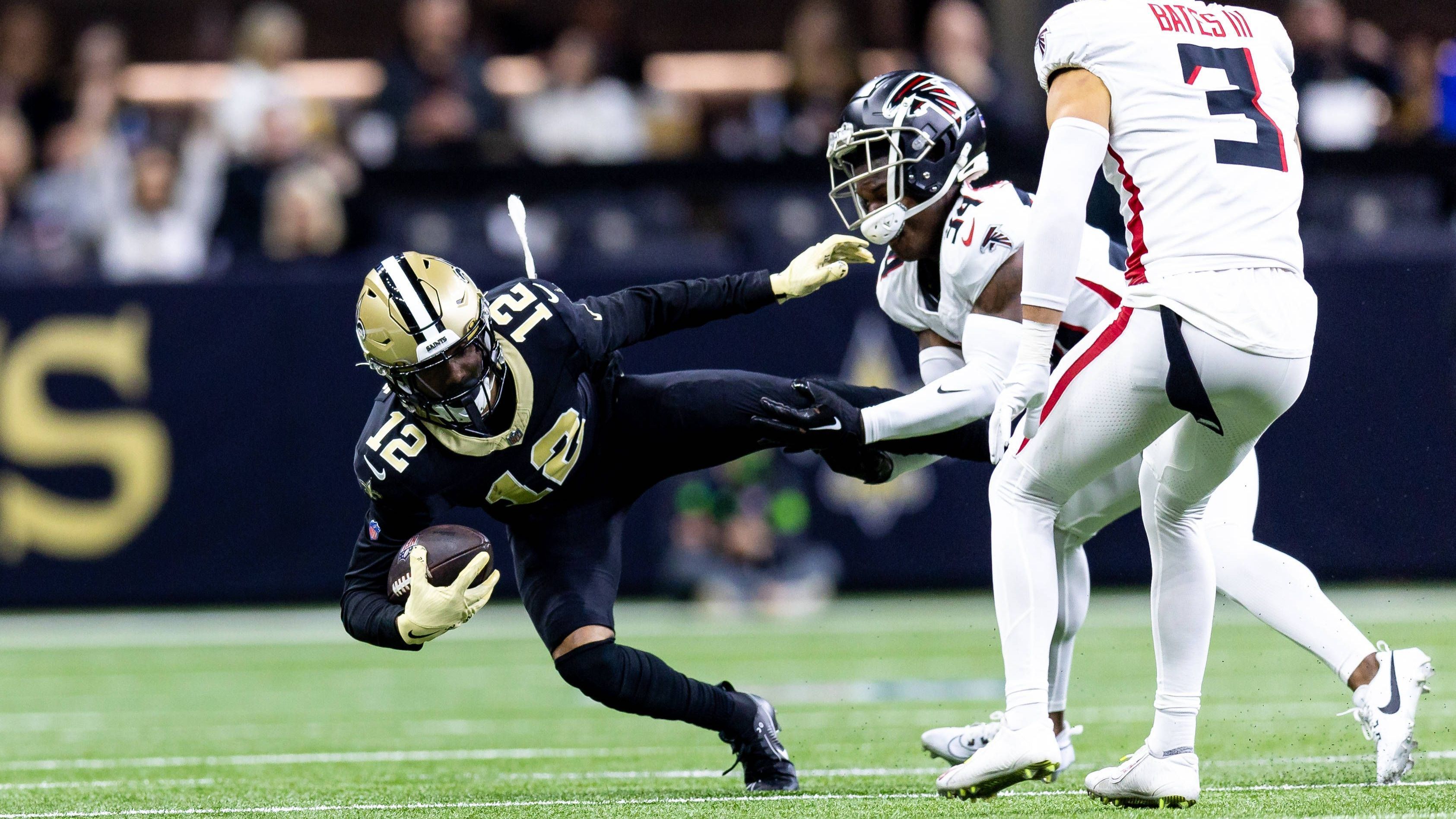 <strong>Chris Olave (New Orleans Saints)</strong><br>Der Wide Receiver wird im Spiel gegen die Denver Broncos (<a href="https://www.ran.de/sports/ticker/ma10251998/liveticker?from=%2Fsports%2Fteams%2Fte3068%2Fspiele-und-ergebnisse" target="_blank">Freitag, 02:15 Uhr im Liveticker</a>) nicht zur Verfügung stehen, wie Saints-Coach Dennis Allen bekanntgab. Olave hatte sich bei der 27:51-Klatsche gegen Tampa Bay eine Gehirnerschütterung zugezogen und wird nun erstmal pausieren müssen. Mit Rashid Shaheed muss sich zudem ein weiterer Leistungsträger einer Operation unterziehen.