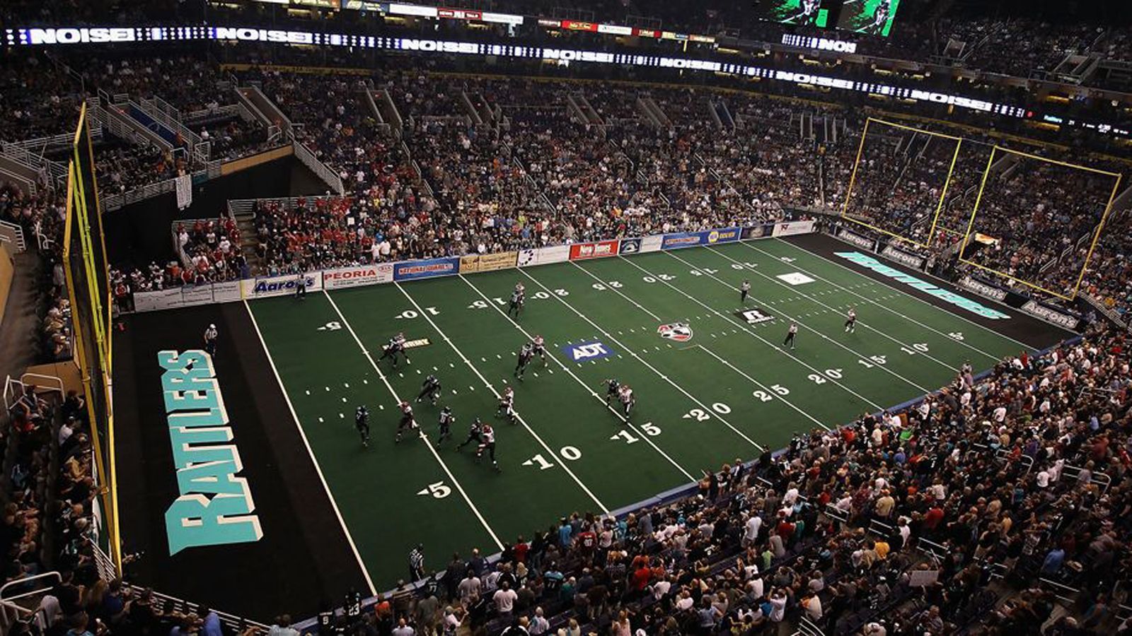 
                <strong>Arena Football League - American Football in der Halle </strong><br>
                Die Arena Football League zeigt, dass eine parallel zur NFL existierenden Football-Liga durchaus überlebensfähig sein kann. Die Spiele werden in der Halle ausgetragen. Rund 10.000 Zuschauer kommen zu den Partien. Allerdings existieren aktuell nur vier Mannschaften. Die Liga kämpft seit vielen Jahren mit finanziellen Problemen, musste aufgrund der Finanzkrise die Saison 2009 sogar streichen.
              