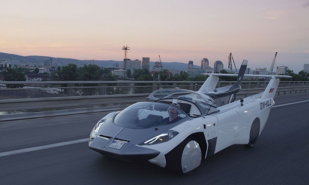 Stefan Klein - Entwickler des AirCars - am Steuer seines fliegenden Autos.