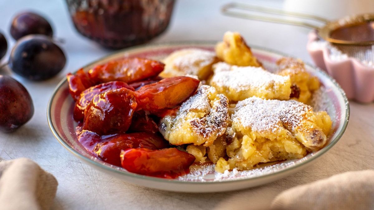 Zwetschgenbavesen mit Orangensalat