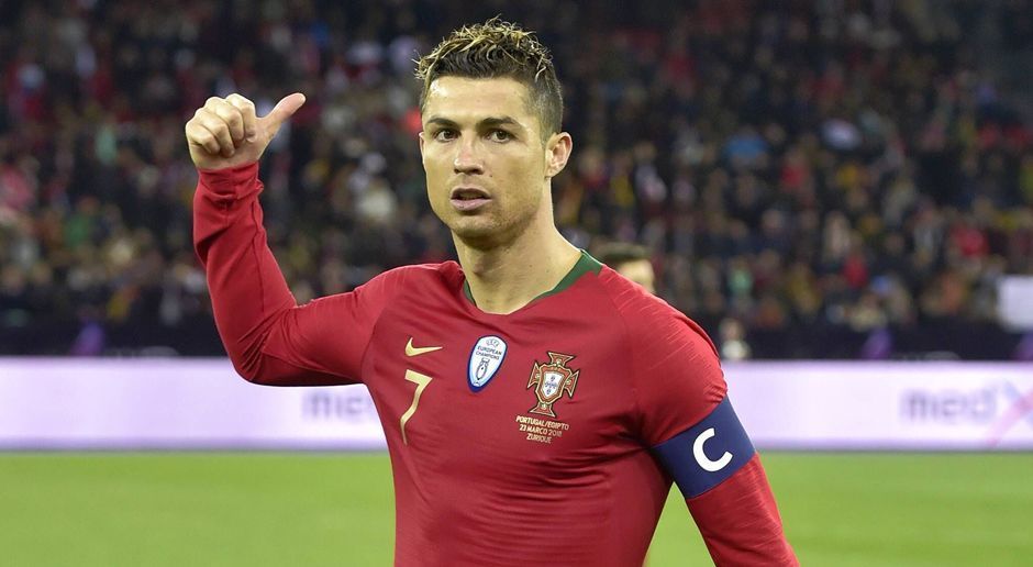 
                <strong>Cristiano Ronaldo</strong><br>
                Cristiano Ronaldo (Portugal)Auch Messis großer Rivale wartet noch auf seinen ersten WM-Pokal. 2006 war Cristiano Ronaldo mit Portugal im Halbfinale. Immerhin konnte der 32-Jährige aber mit seinem Land einen Titel gewinnen, die Europameisterschaft 2016. Diesen Triumph hat er Messi voraus, genauso wie viele persönliche Torrekorde. Mit seinen Clubs Manchester United und Real Madrid räumte Ronaldo vier Champions League-Titel sowie drei englische und zwei spanische Meisterschaften ab. Und Weltfußballer des Jahres wurde er auch fünfmal. 
              